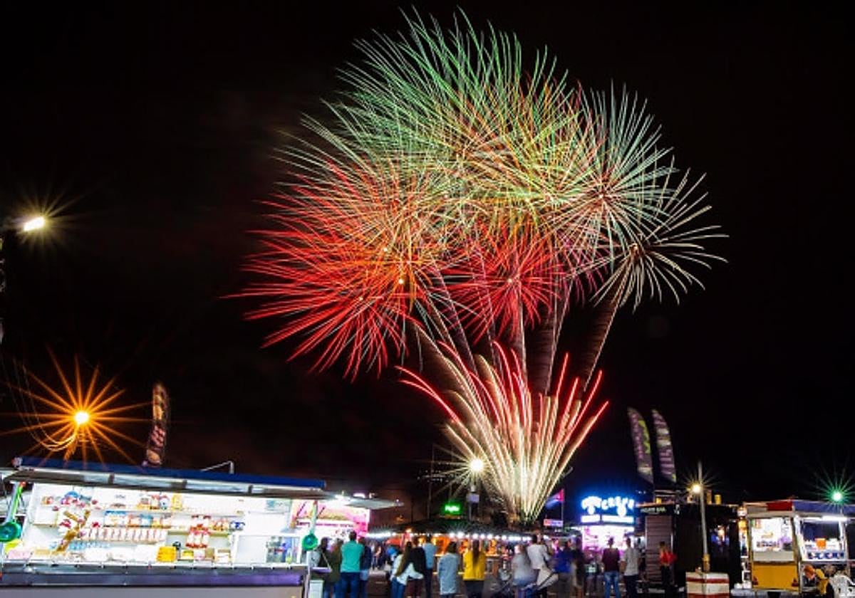 Fuegos artificiales de otros años desde los kioscos del recinto ferial.