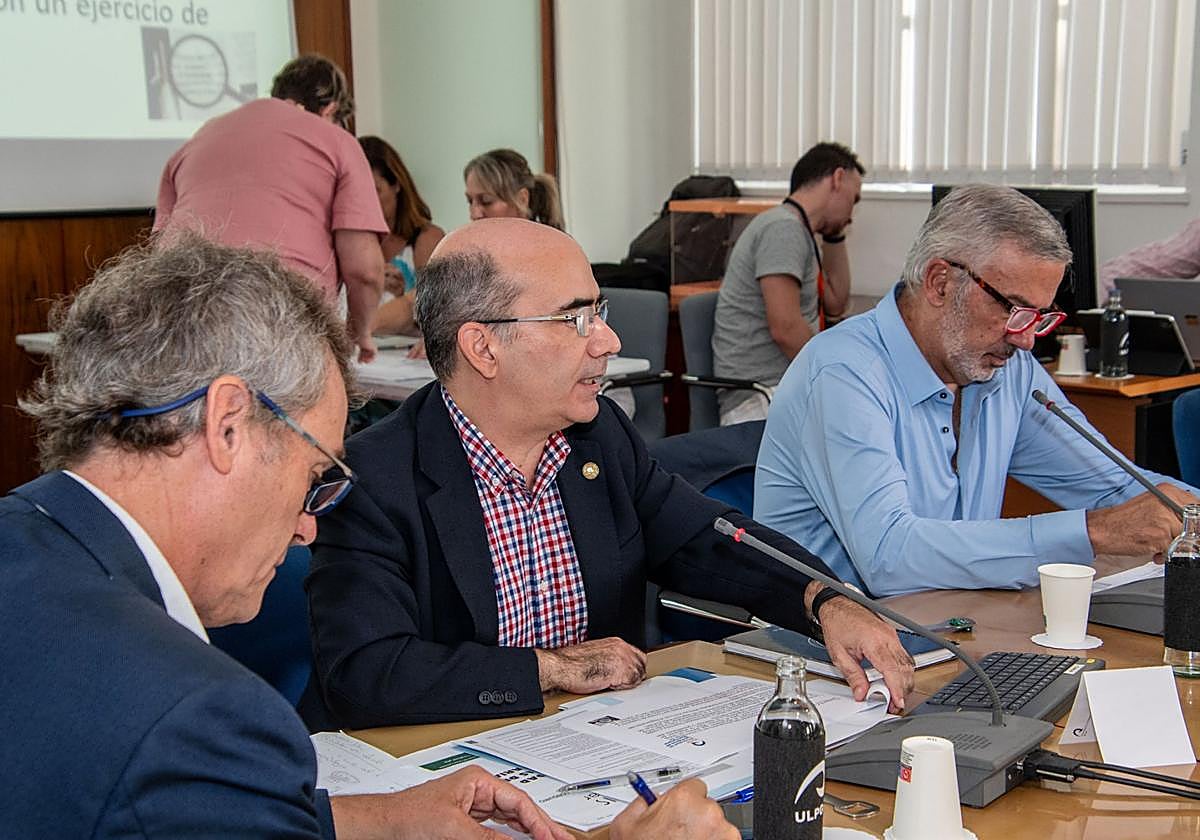 Un momento del consejo de Gobierno de la ULPGC celebrado ayer.