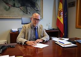 El director de Salvamento Marítimo, José Luis García Lena, en su despacho.