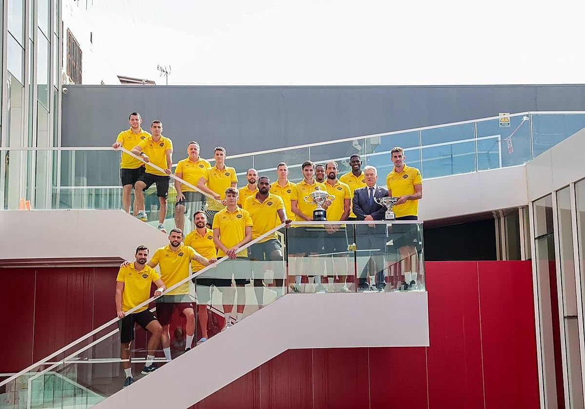 Imagen principal - El campeón inicia su camino hacia la gloria