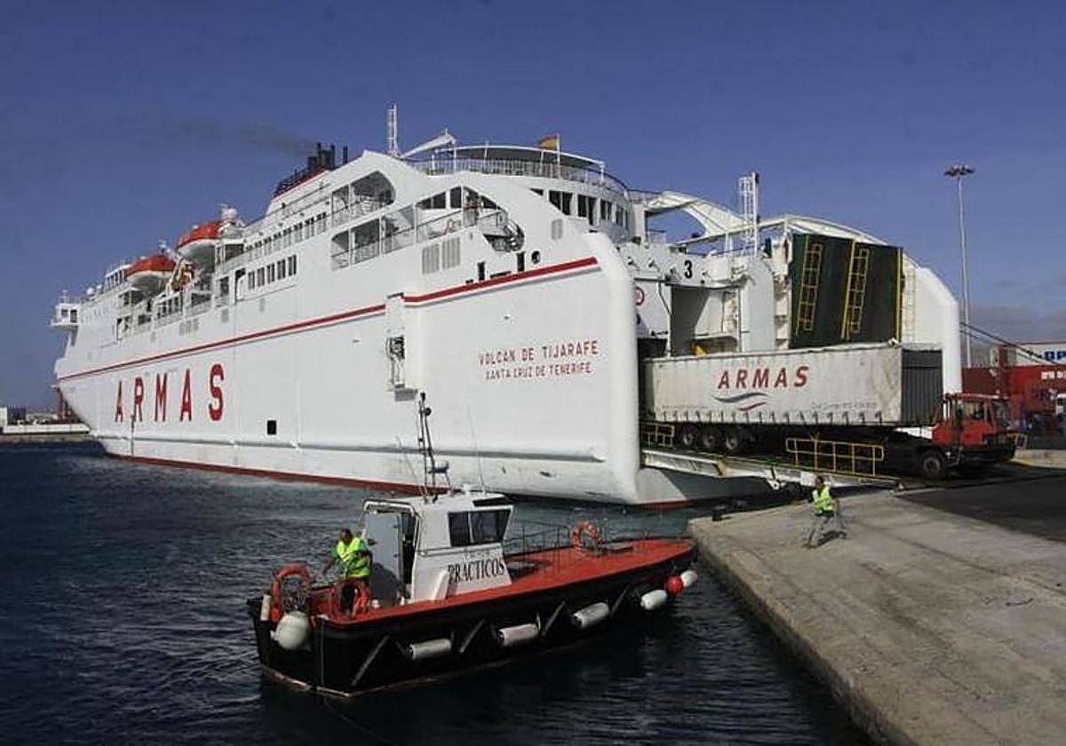 Barco de Naviera Armas en Arrecife.