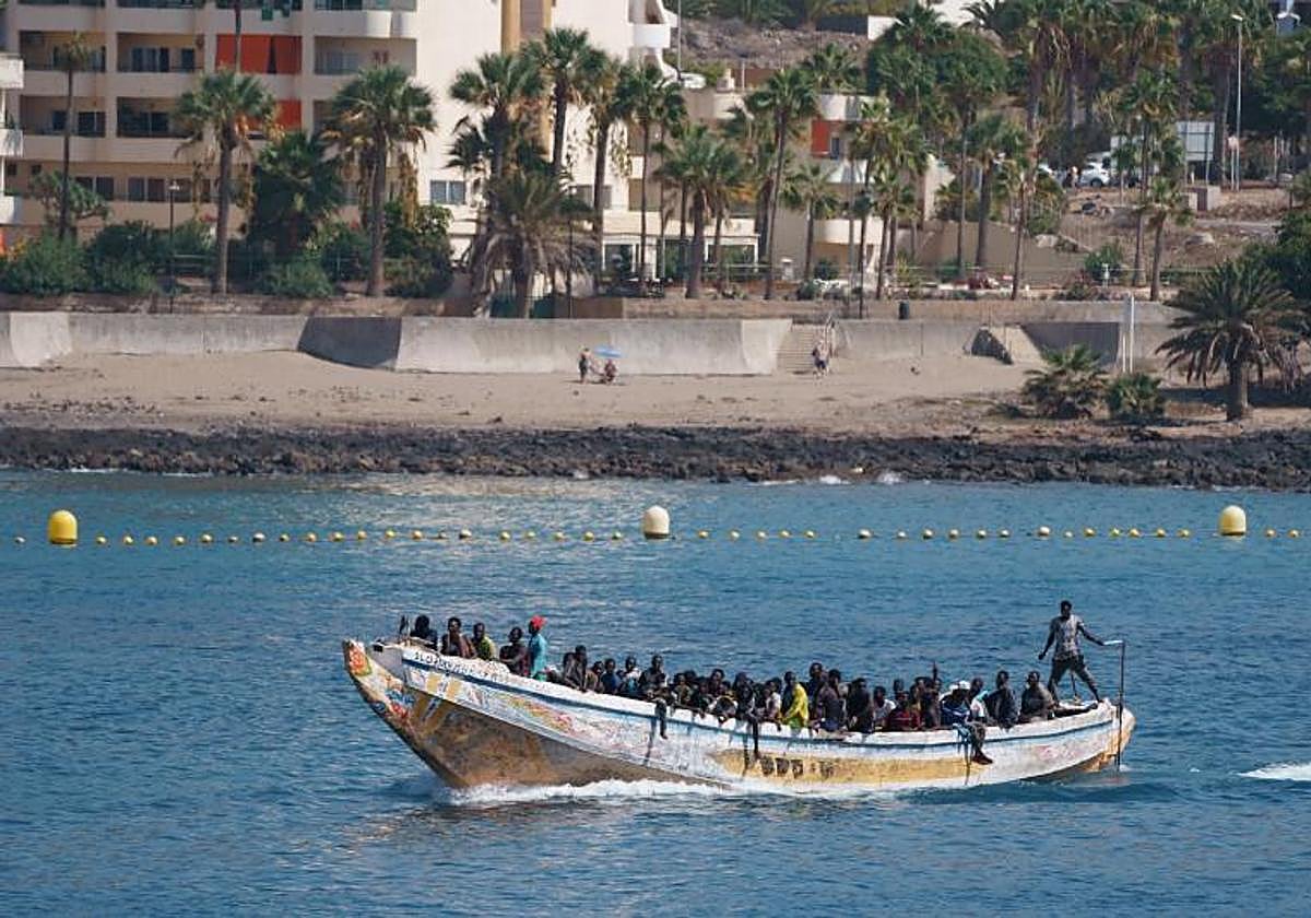 En la imagen, llegada al puerto de Los Cristianos de un cayuco con 120 personas localizado esta tarde de en el sur de Tenerife.