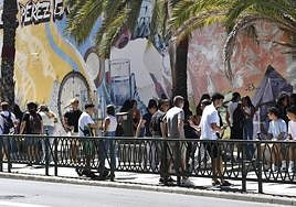 Imagen de archivo de escolares al sol a la salida de los institutos de Tomás Morales.