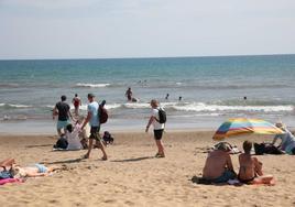 Un chapuzón en la playa para combatir la ola de calor