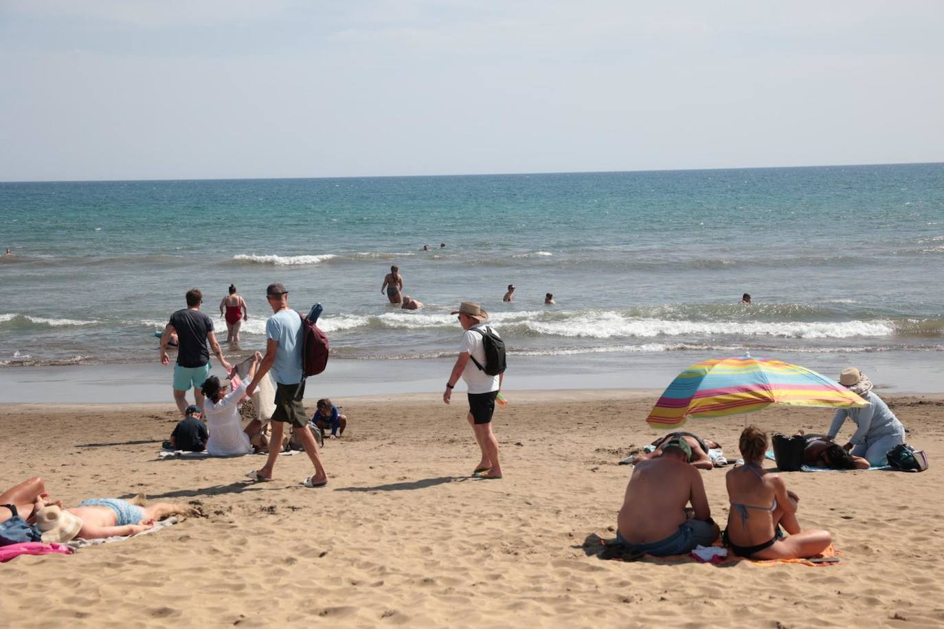 Un chapuzón en la playa para combatir la ola de calor