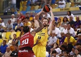 John Shurna defendido por Robinson en el primer partido de esta temporada en el Arena