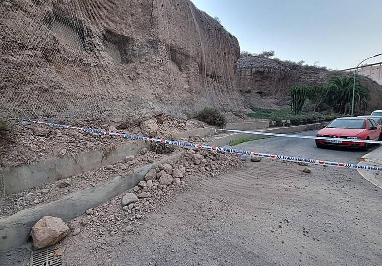 Imagen de la caída de piedras por un corrimiento de tierra.