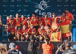 España celebra la medalla de plata en el podio.