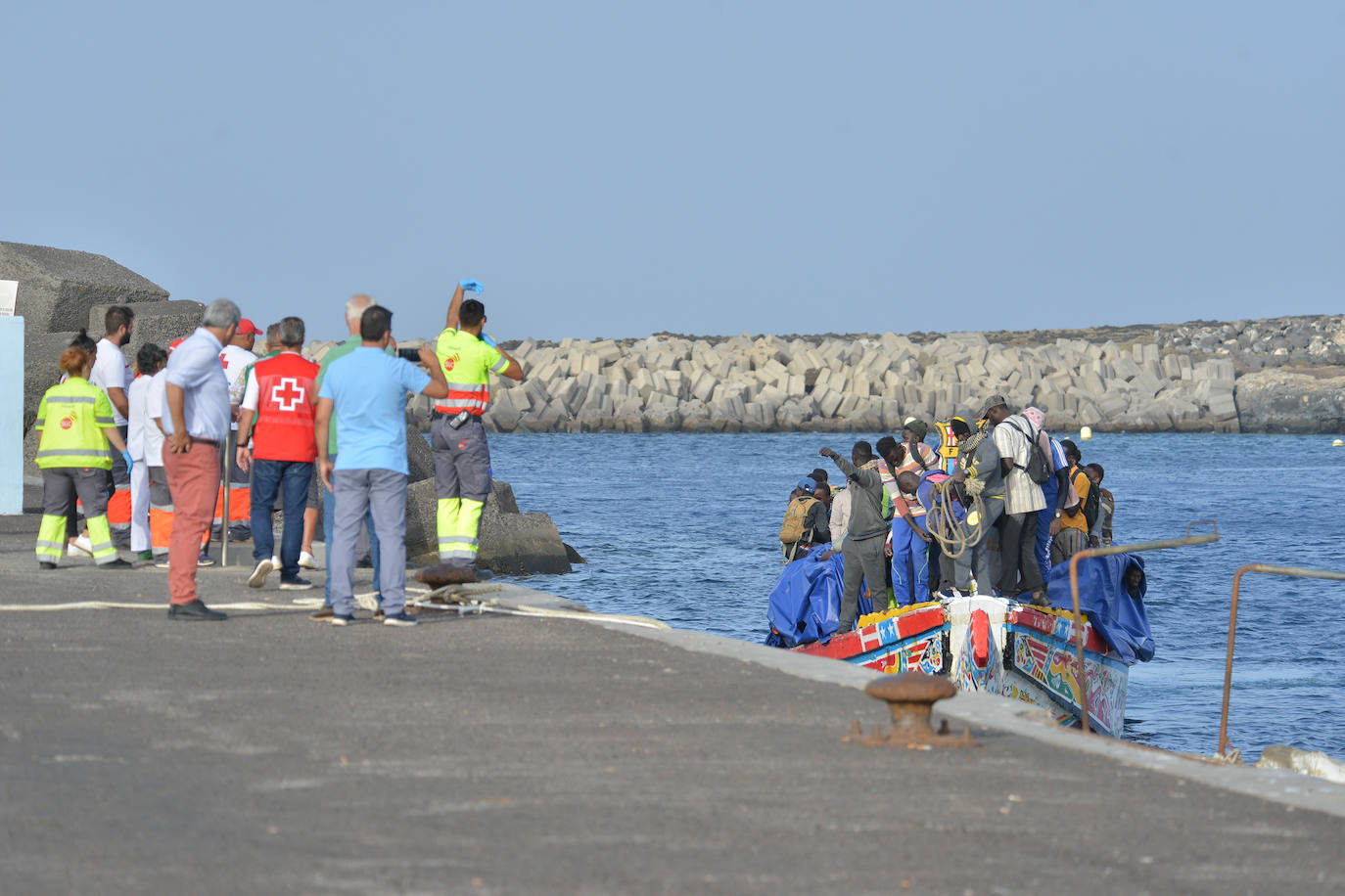 Llegada de un cayuco este domingo a El Hierro.