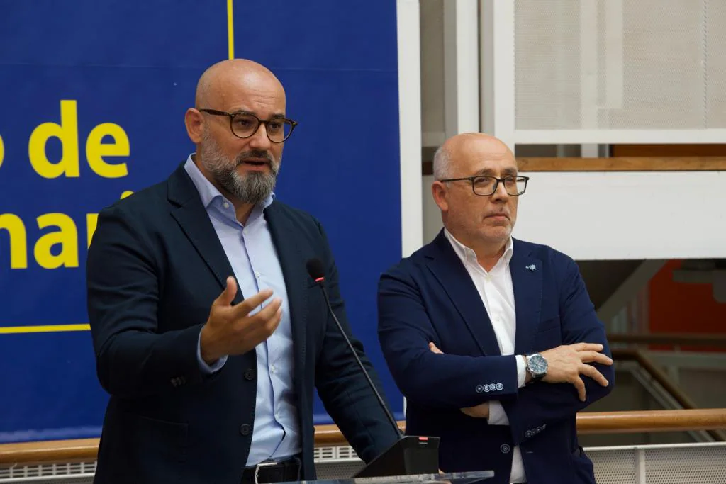 Imagen principal - Aridany Romero (izquierda) analiza la candidatura de Gran Canaria junto con Antonio Morales. Abajo, infografías del proyecto de ampliación del estadio.