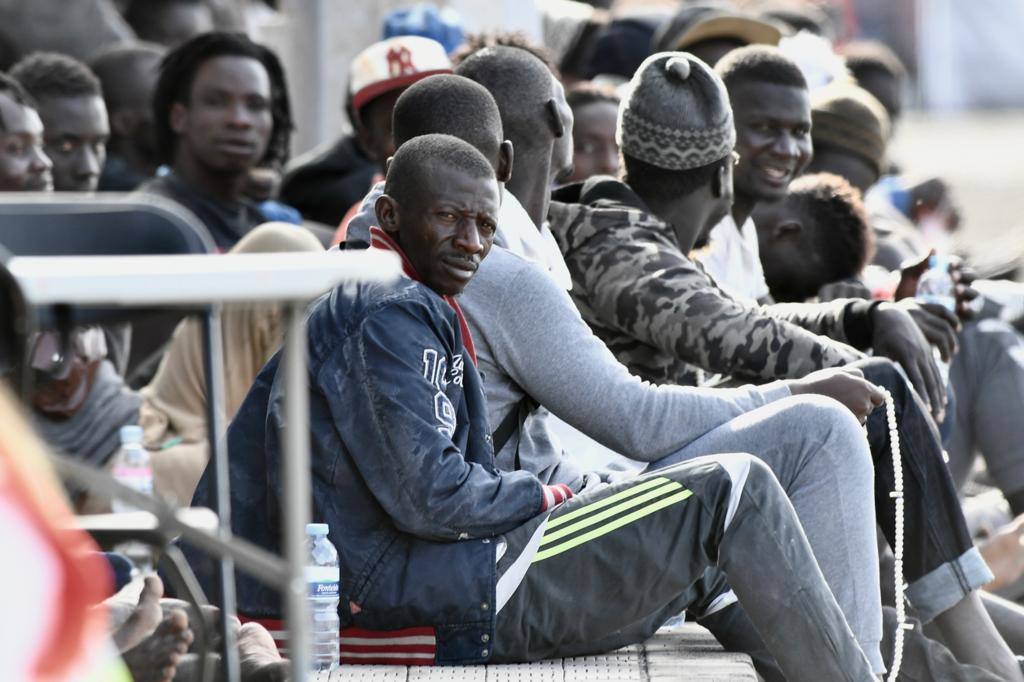 El drama migratorio se vive en el muelle de La Restinga