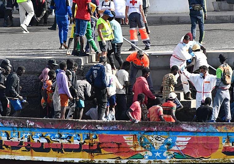Una de las embarcaciones que han llegado este martes al muelle de La Restinga.