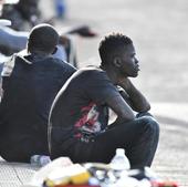 El drama migratorio se vive en el muelle de La Restinga