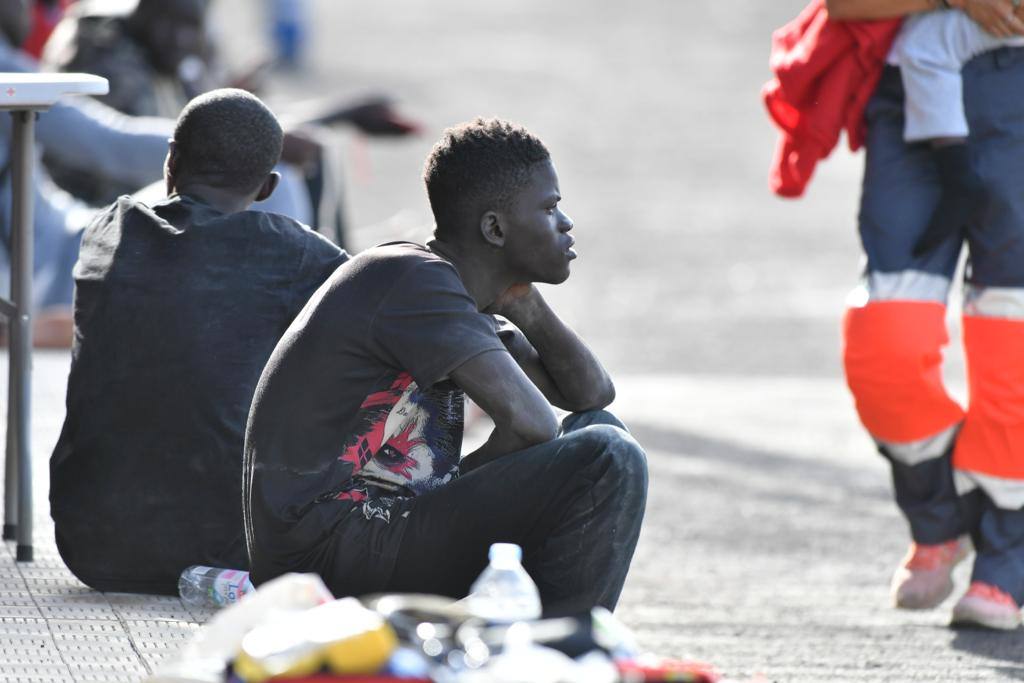 El drama migratorio se vive en el muelle de La Restinga