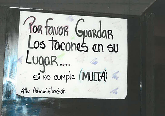 Los carteles encontrados en los pisos dejaban claro las «normas» que debían cumplir las mujeres prostituidas.