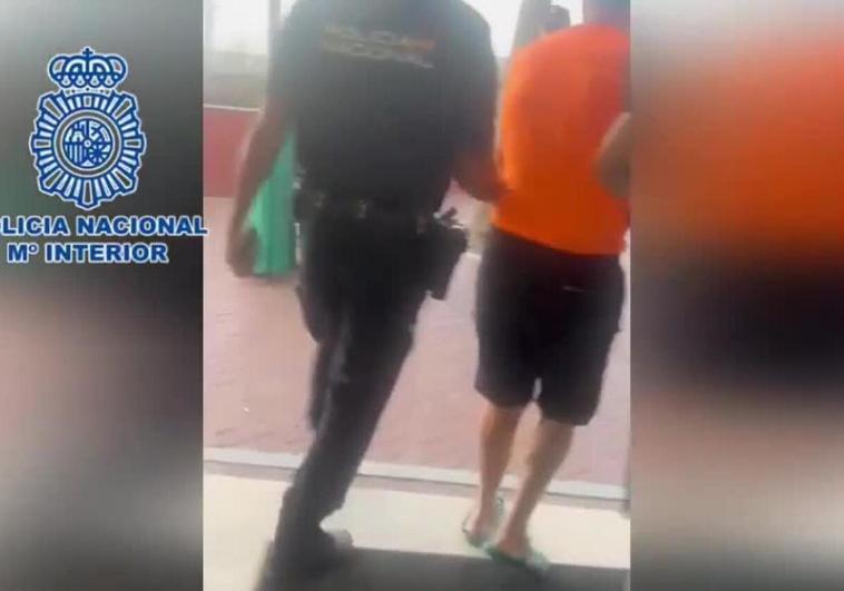 Detenido un hombre de 81 años por sacar fotos a un niño de 2 que estaba desnudo en Las Canteras