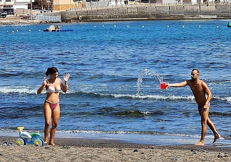 Una pareja divirtiéndose en la playa de Arinaga en Gran Canaria.
