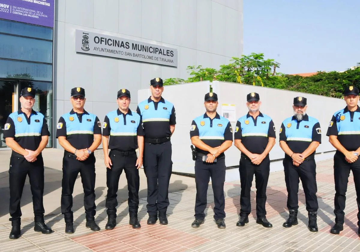 Agentes de la Policía Local de San Bartolomé de Tirajana ante las oficinas municipales.
