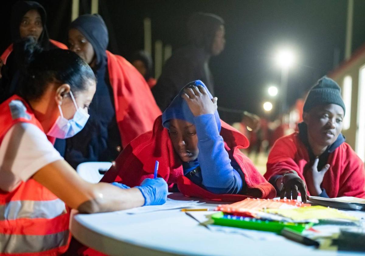 Rescatados unos 200 migrantes al sur de Canarias en condiciones límite