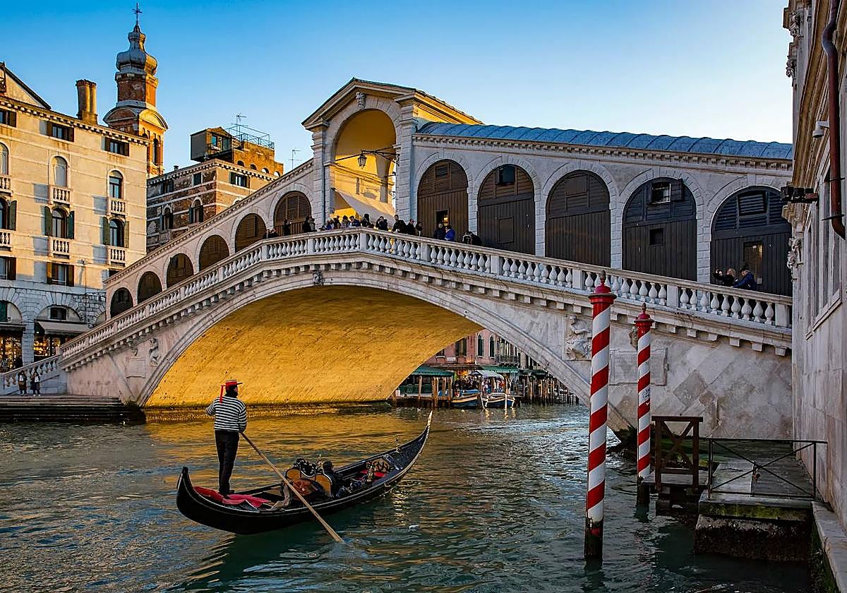 Una góndola se aproxima al Puente de Rialto.
