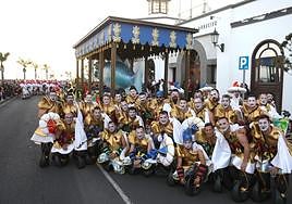 Momento del Entierro de la Sardina de meses pasados, con al escolta de Los Simplones.