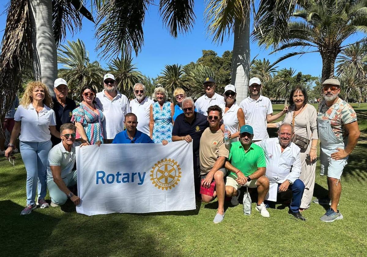 Foto de familia de particpantes en el torneo benéfico Rotary Maspalomas