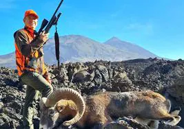 El cazador posa junto a su presa en el Parque Nacional del Teide.
