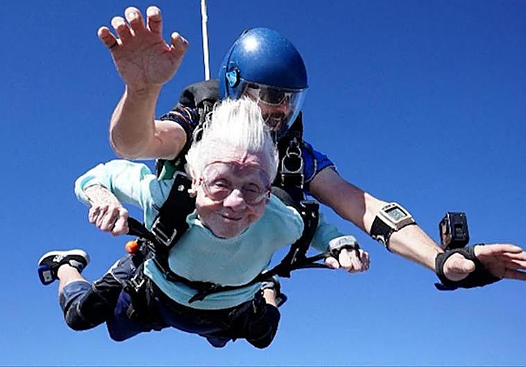 Muere la mujer de 104 años que se había tirado en paracaídas