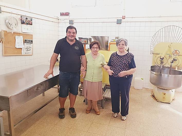 Miqueas y sus tías Isabel y Alicia en la panadería.