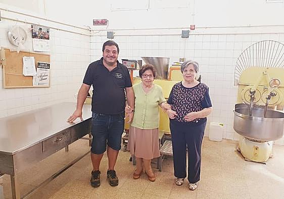 Miqueas y sus tías Isabel y Alicia en la panadería.