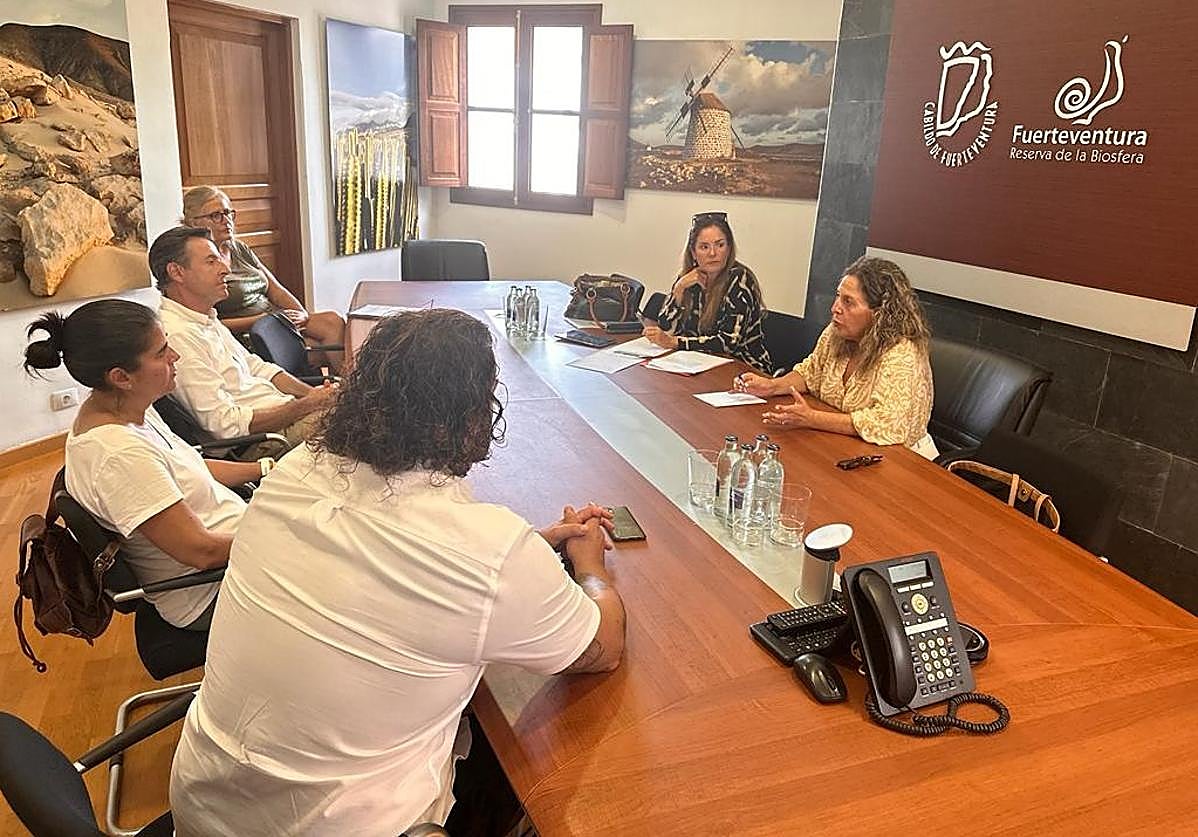 La consejera, con los directores de los cuatro campos de golf.