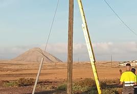 Retirada de los postes obsoletos cerca de Tindaya.