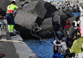 Llegada de una embarcación a La Restinga este jueves.