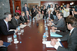 José Miguel Ruano (i), en las negociaciones con el Gobierno de España.
