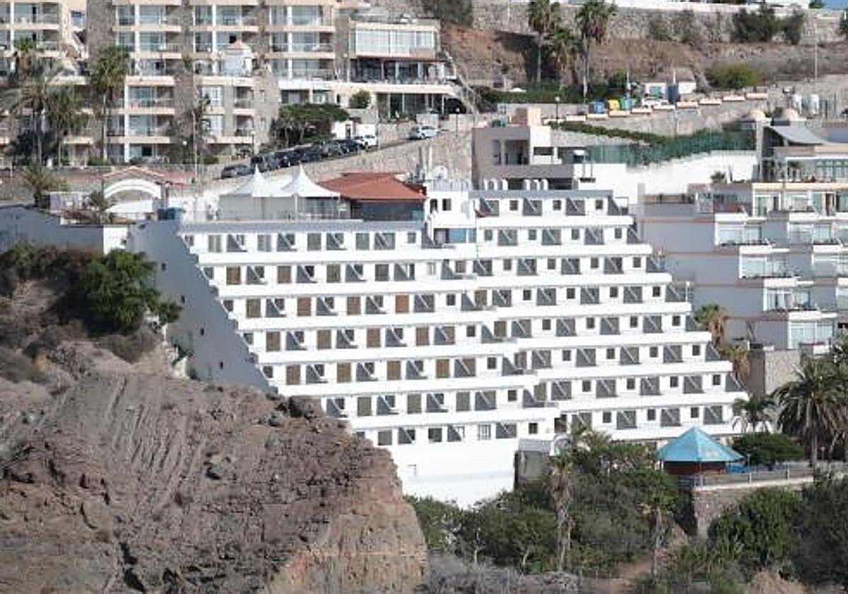 Complejo turístico Apartamentos Palmera Mar, en la playa de Amadores, reconvertido en residencia sociosanitaria.