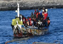 La llegada de cayucos no cesa en la isla de El Hierro. En la imagen, uno con 100 personas que llegó el pasado jueves.