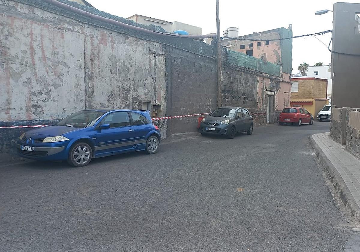 Imagen de una calle con la cinta que prohibe estacionar.