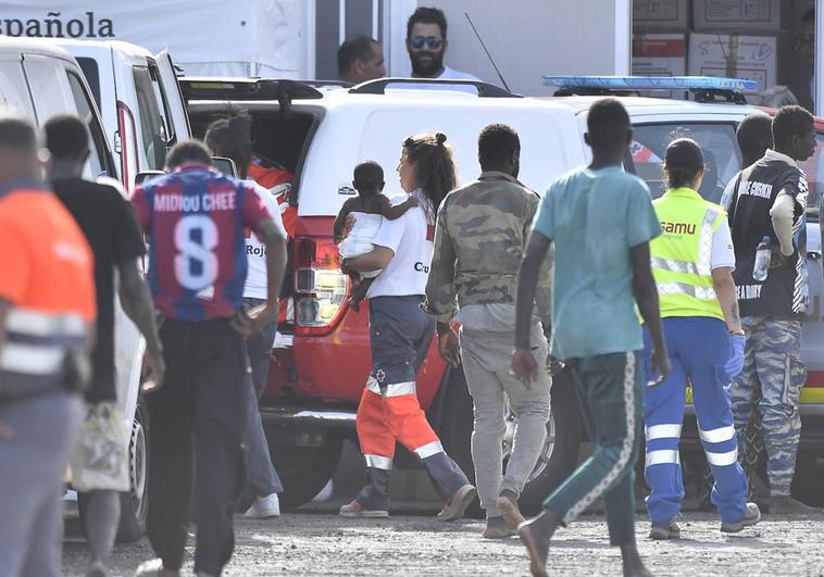 Un menor, entre un grupo de migrantes que arribó a La Restinga, El Hierro, la semana pasada.