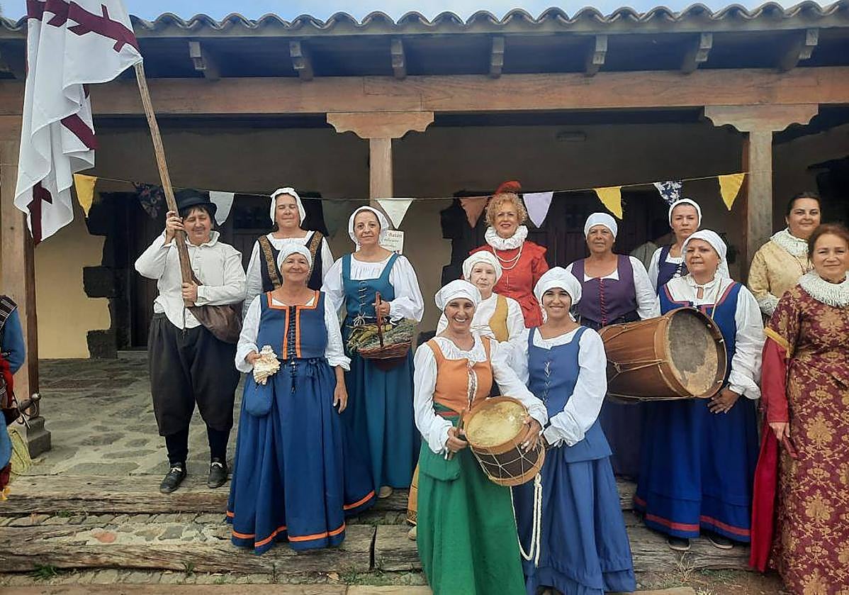 Imagen principal - El Madroñal viaja al pasado con una pasarela del vestuario del siglo XVI