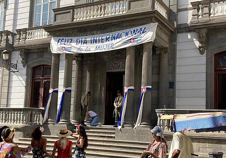 La Biblioteca Insular decorada para la grabación.