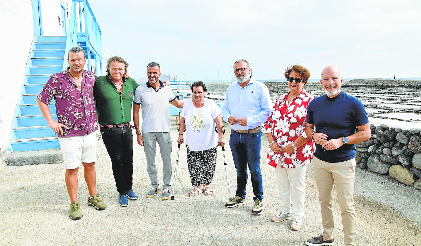 Foto de familia en el acto. Al lado, Dolores Santana, exsalinera.