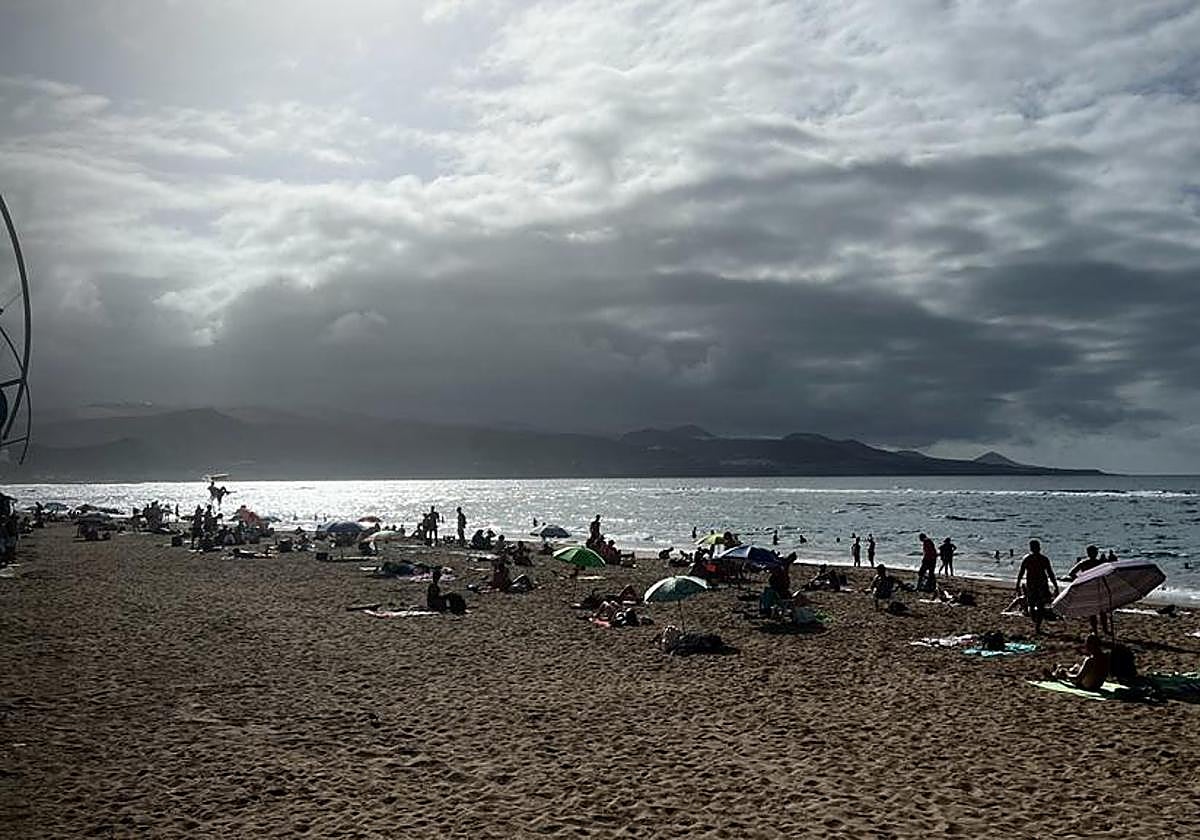 Continuarán bajando las temperaturas en las islas. En la imagen, la playa de Las Canteras, en la capital grancanaria.juan
