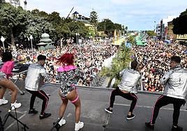 Concierto durante una jornada de carnaval en la bajada del Guniguada.