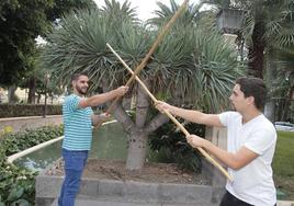 Dos jóvenes practican el Juego del Garrote Tradicional de Gran Canaria.