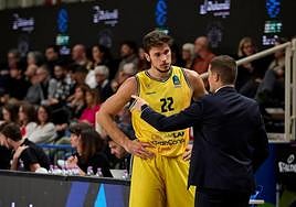 Jaka Lakovic da indicaciones a Ethan Happ.