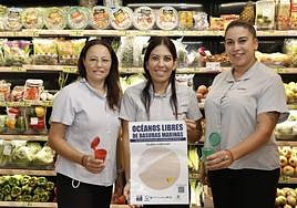 El personal de SPAR Zoco Negro muestra la cartelería de la campaña y los ceniceros reutilizables que se obsequian.