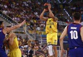 AJ Slaughter lanza a canasta en el partido contra el Barcelona.