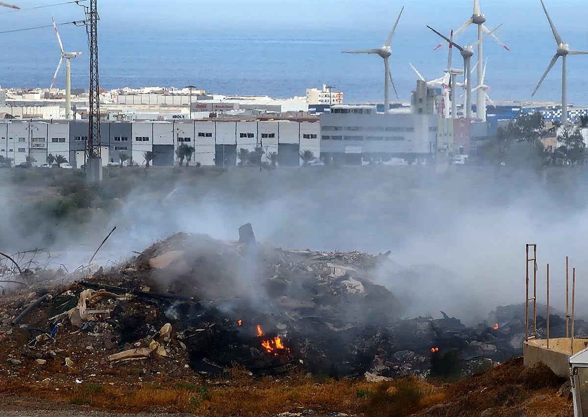 Imagen secundaria 1 - El humo resulta visible a simple vista en la zona.