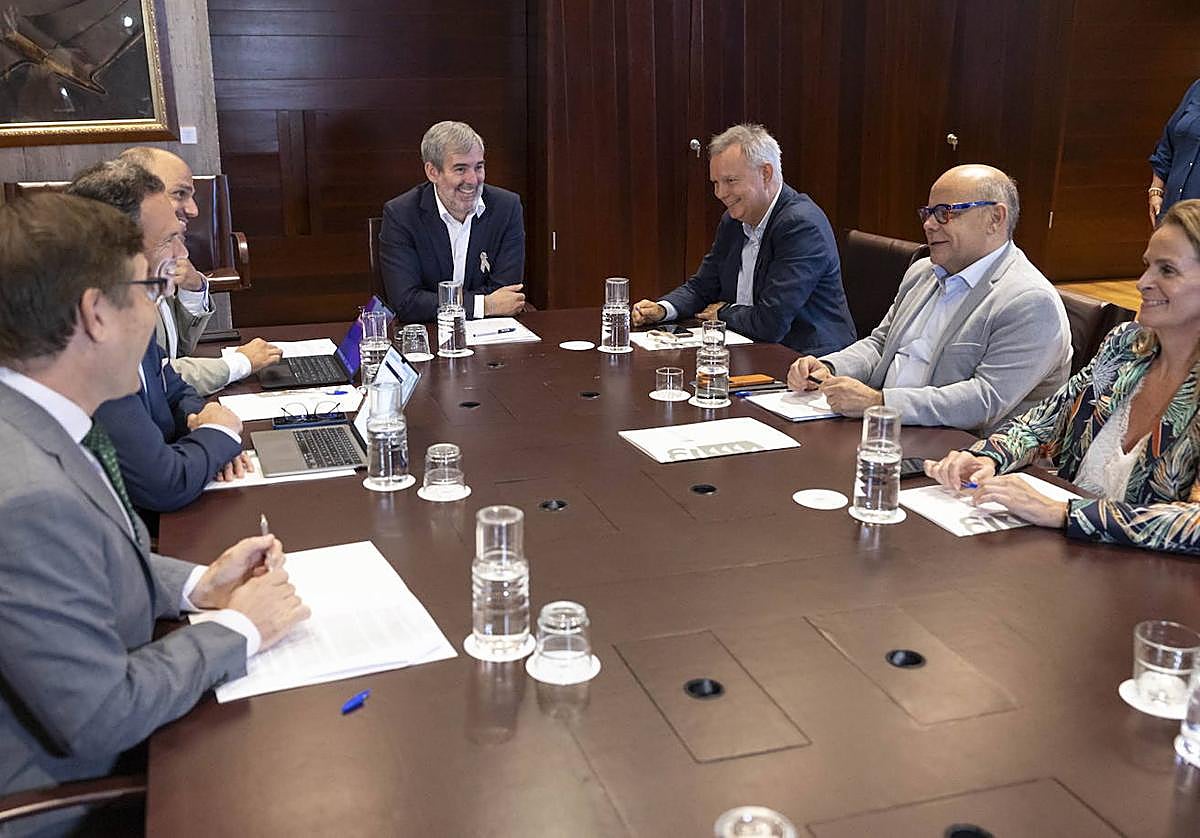 Imagen de la reunión de Fernando Clavijo con los portavoces parlamentarios.