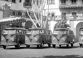 El Volkswagen T1 en una muestra en el exterior del Hotel Santa Catalina, en los años 50 del pasado siglo. C7